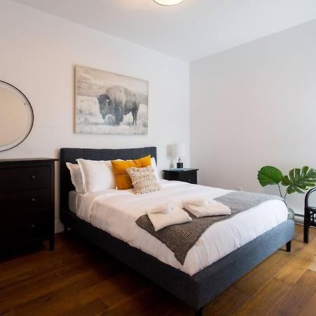 Sleek Condo In The Heart Of Little Italy By Den Stays Монреаль Екстер'єр фото