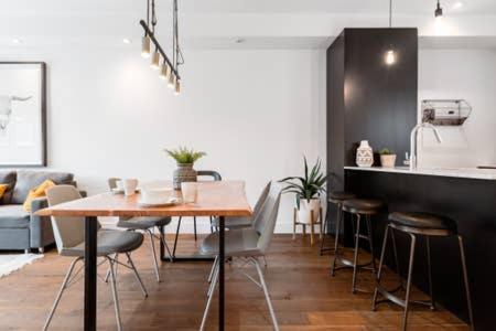Sleek Condo In The Heart Of Little Italy By Den Stays Монреаль Екстер'єр фото