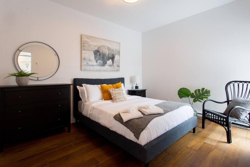 Sleek Condo In The Heart Of Little Italy By Den Stays Монреаль Екстер'єр фото
