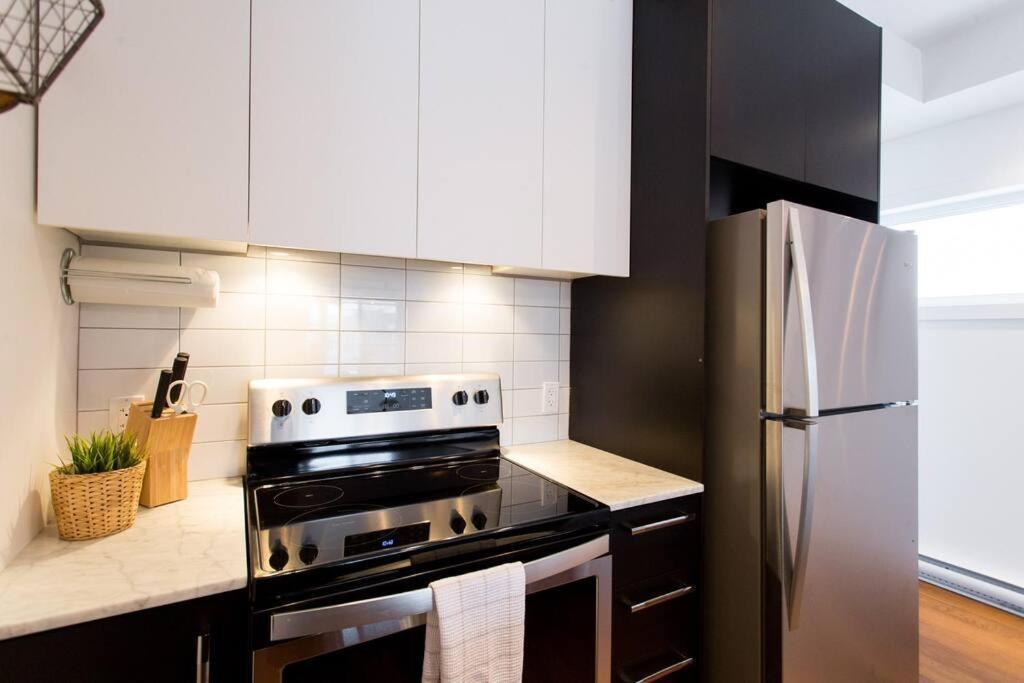 Sleek Condo In The Heart Of Little Italy By Den Stays Монреаль Екстер'єр фото