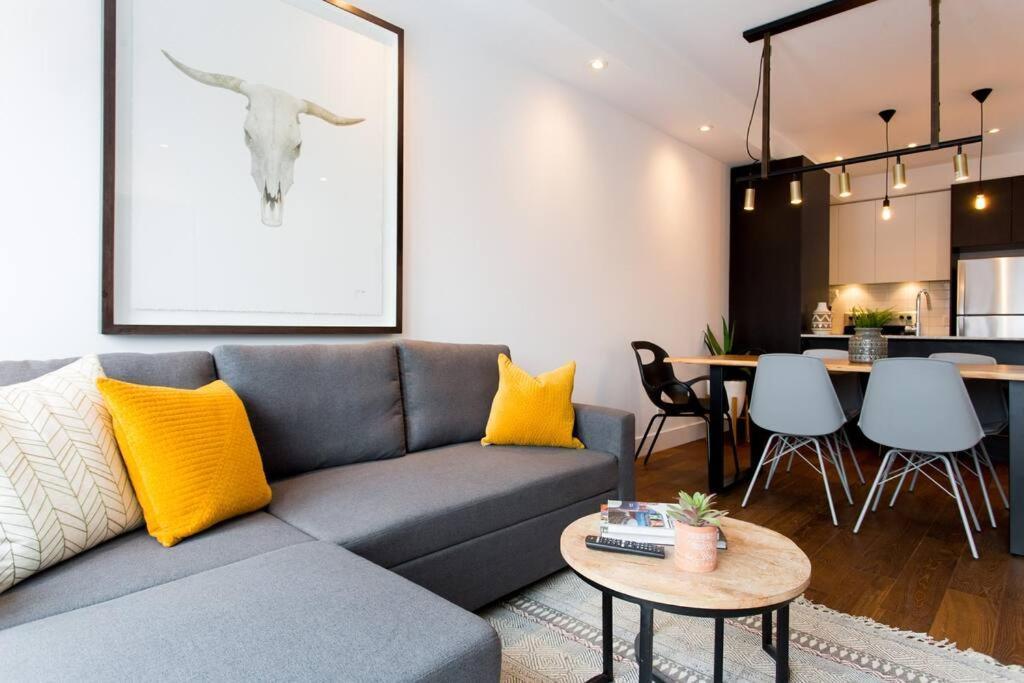 Sleek Condo In The Heart Of Little Italy By Den Stays Монреаль Екстер'єр фото