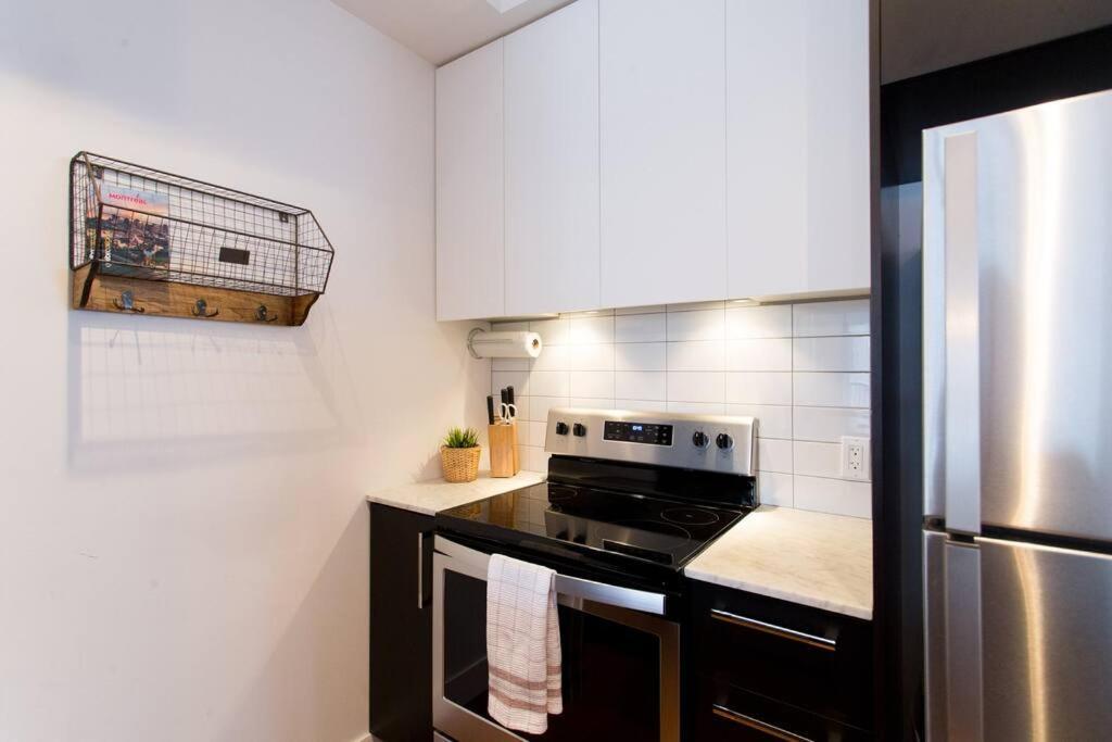 Sleek Condo In The Heart Of Little Italy By Den Stays Монреаль Екстер'єр фото