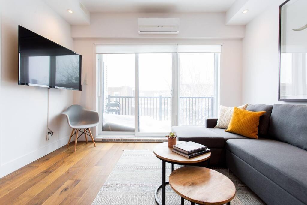 Sleek Condo In The Heart Of Little Italy By Den Stays Монреаль Екстер'єр фото