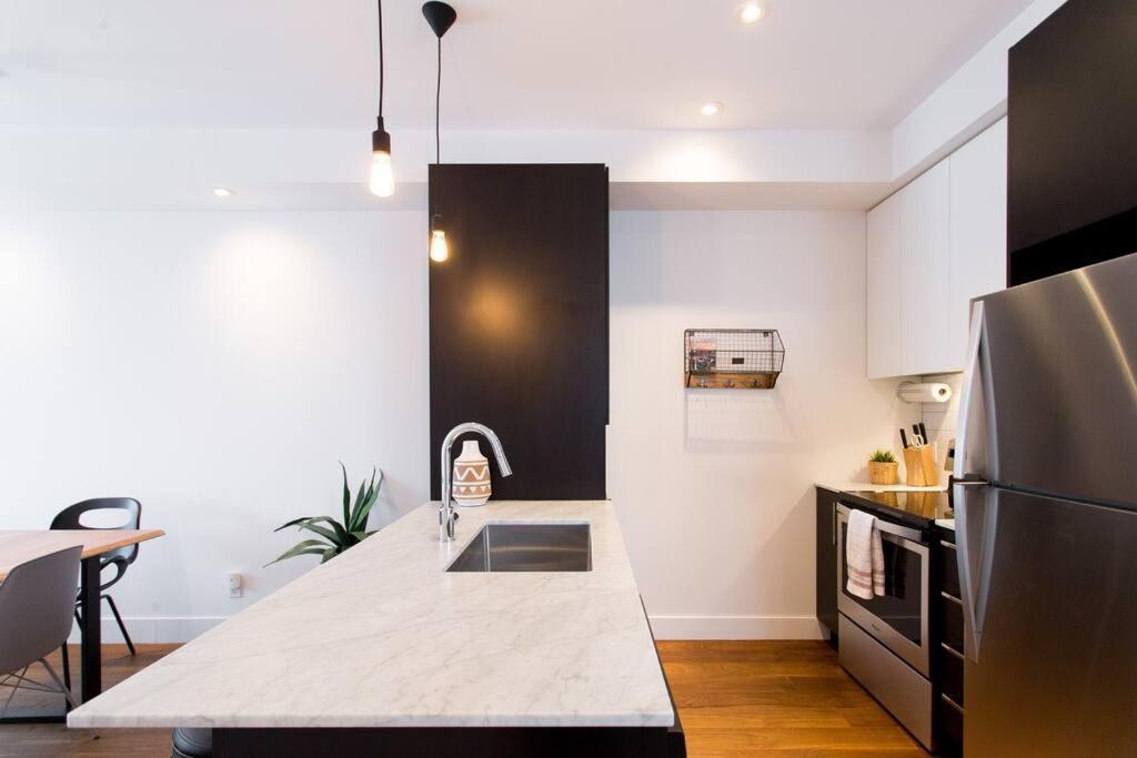 Sleek Condo In The Heart Of Little Italy By Den Stays Монреаль Екстер'єр фото
